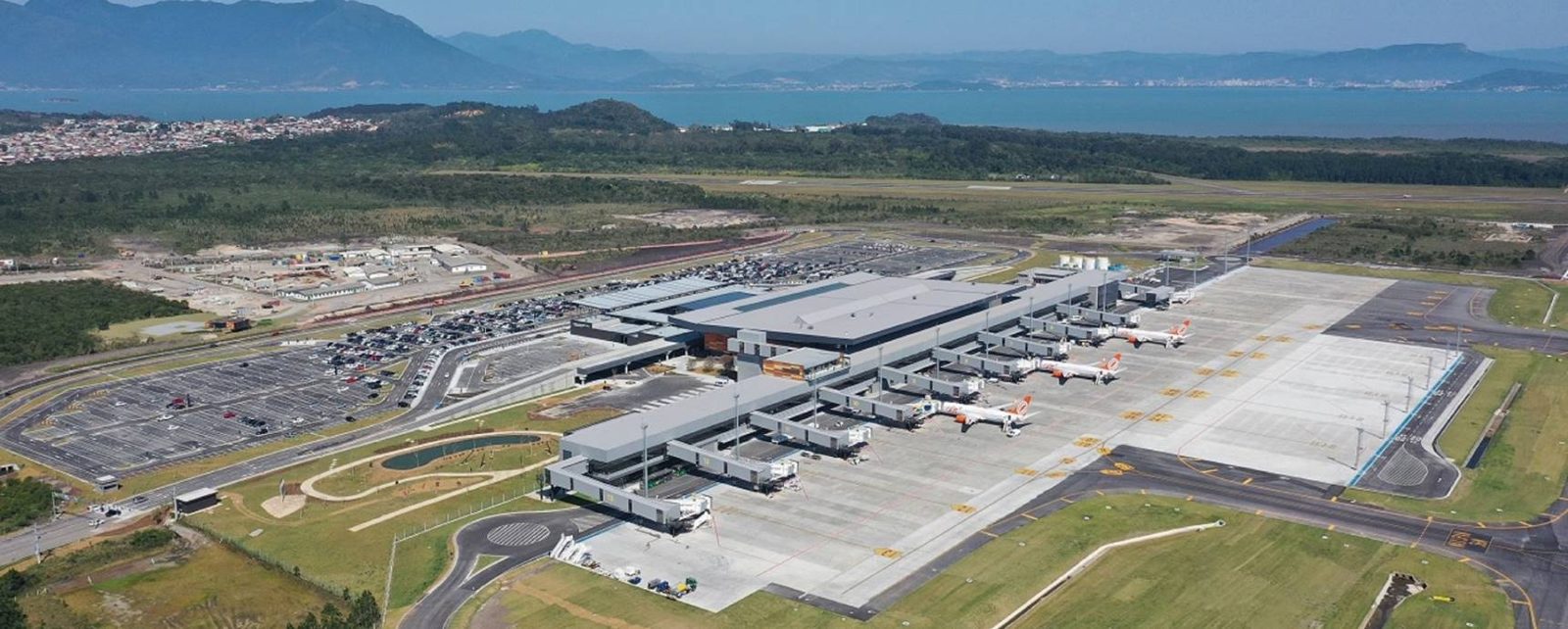 Vista aérea do Aeroporto Internacional de Florianópolis Hercílio Luz