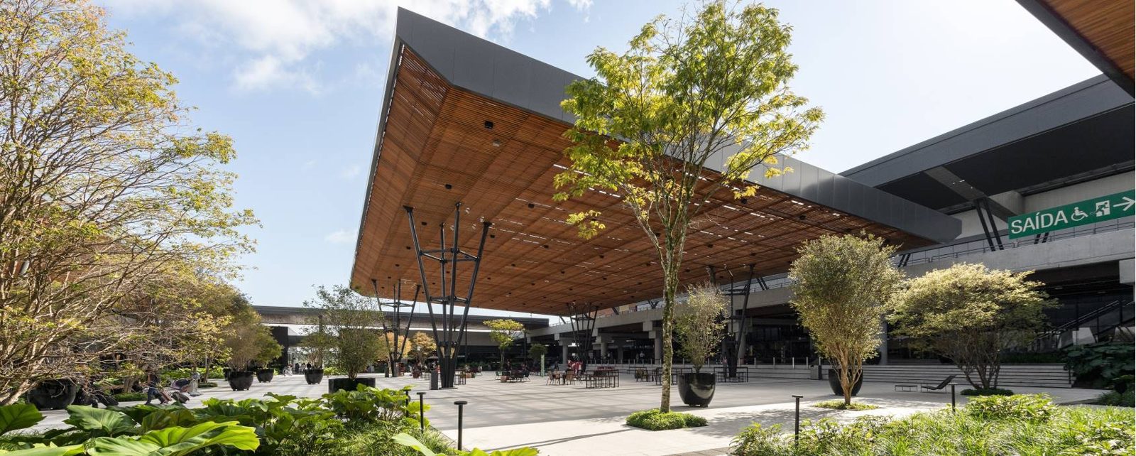 Fachada do novo terminal do Aeroporto de Florianópolis com a saída sinalizada