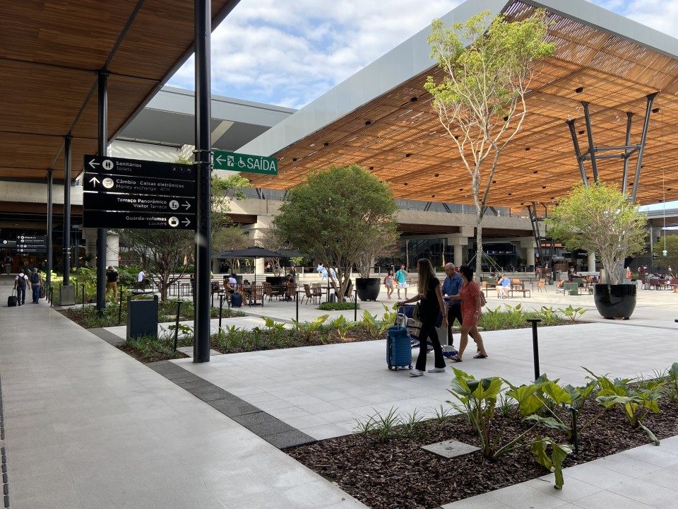 Área externa do Aeroporto de Florianópolis com placas para a saída e o Boulevard 14/32