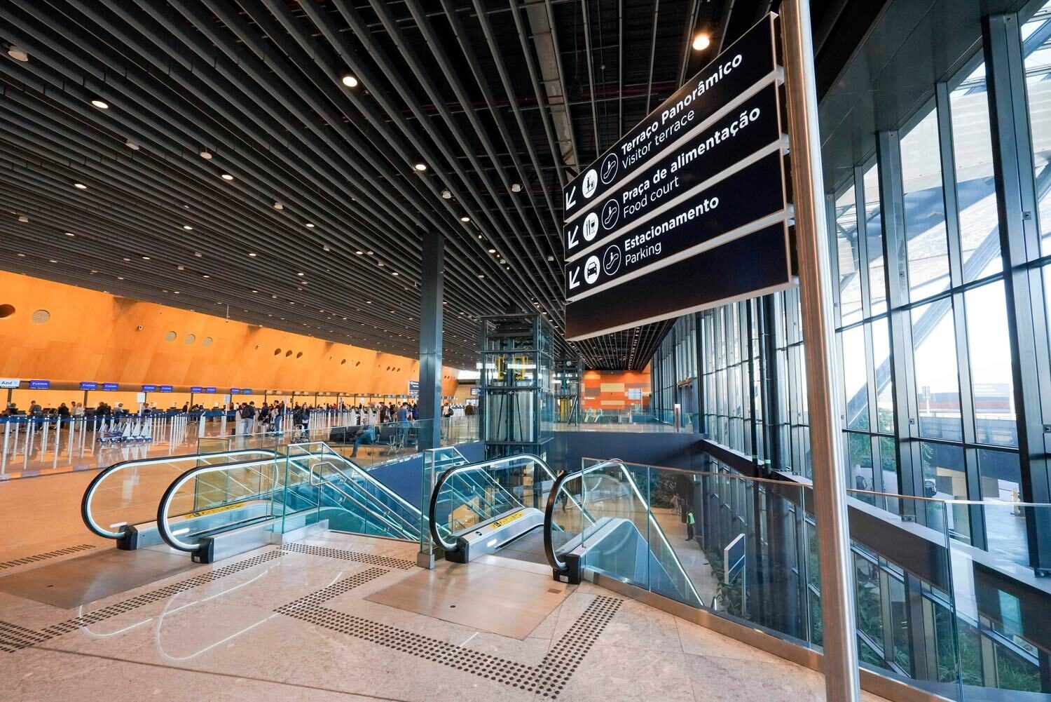 Escadas rolantes e sinalização dentro do terminal do Aeroporto de Florianópolis