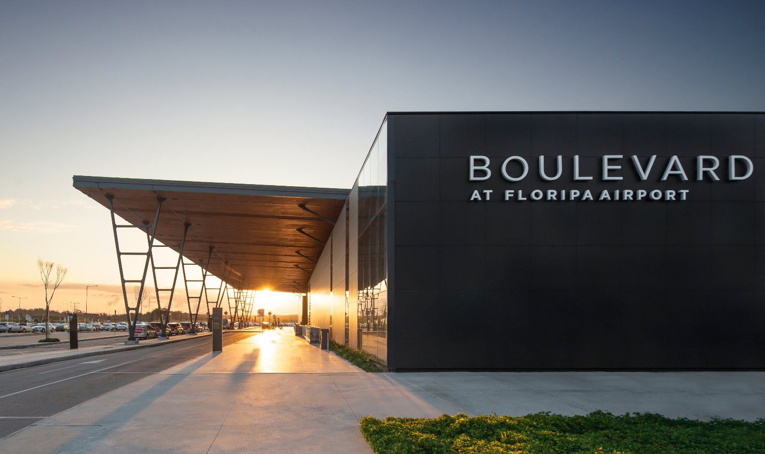 Entrada do Boulevard 14/32 no Aeroporto de Florianópolis ao pôr do sol