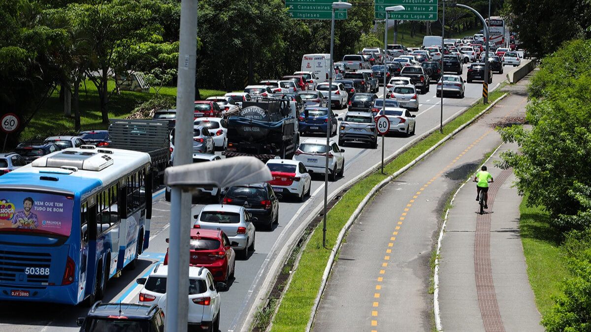 Trânsito intenso em avenida de Florianópolis com ônibus e carros