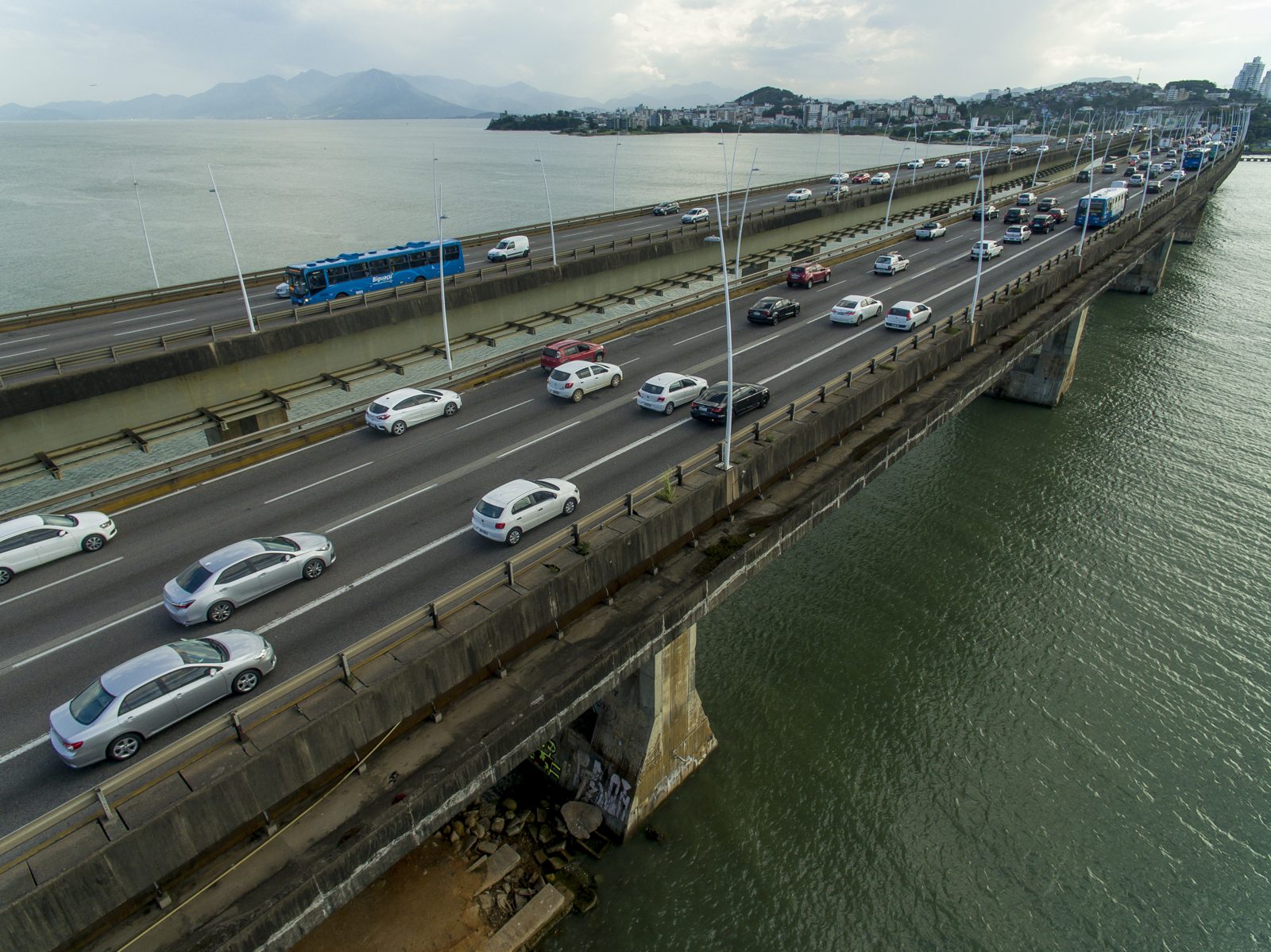 Pontes Colombo Salles e Pedro Ivo Campos com trânsito entre Ilha e Continente