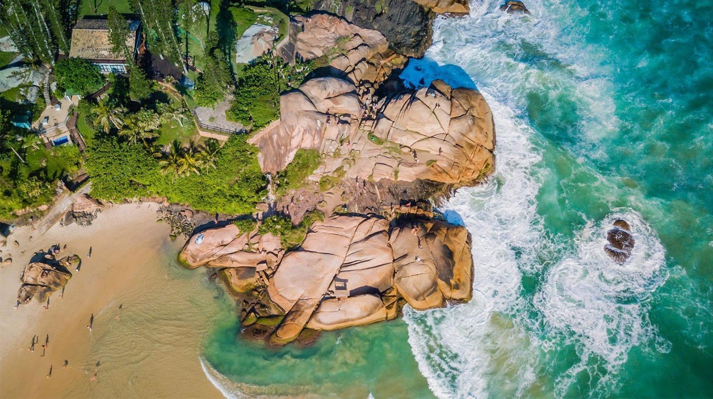 Vista aérea dos costões e do mar na Joaquina, Leste de Florianópolis