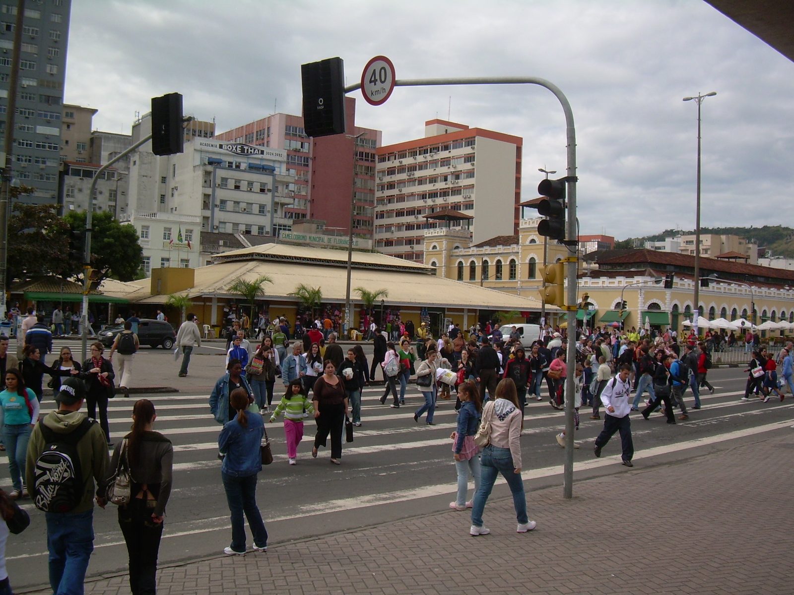 Terminal de ônibus em Florianópolis com passageiros