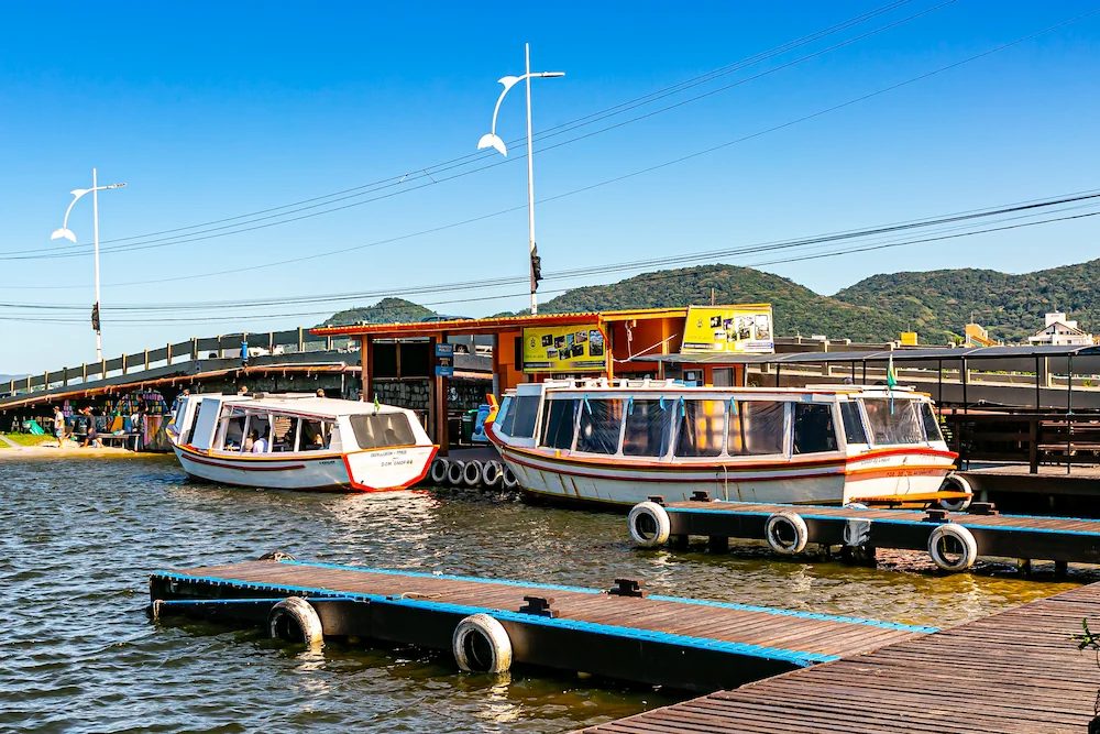 Barcos no trapiche da Lagoa da Conceição, ponto de saída para a Costa da Lagoa