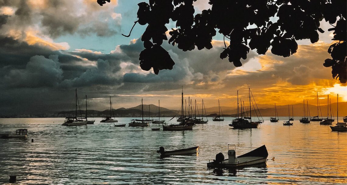 Pôr do sol com barcos em Santo Antônio de Lisboa, Florianópolis