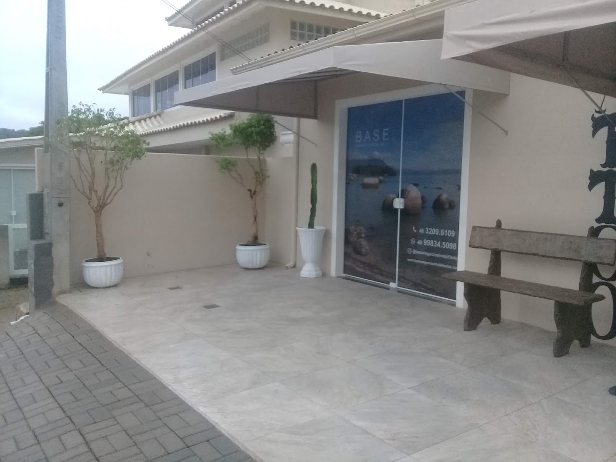Logo Base Negócios Imobiliários Ltda