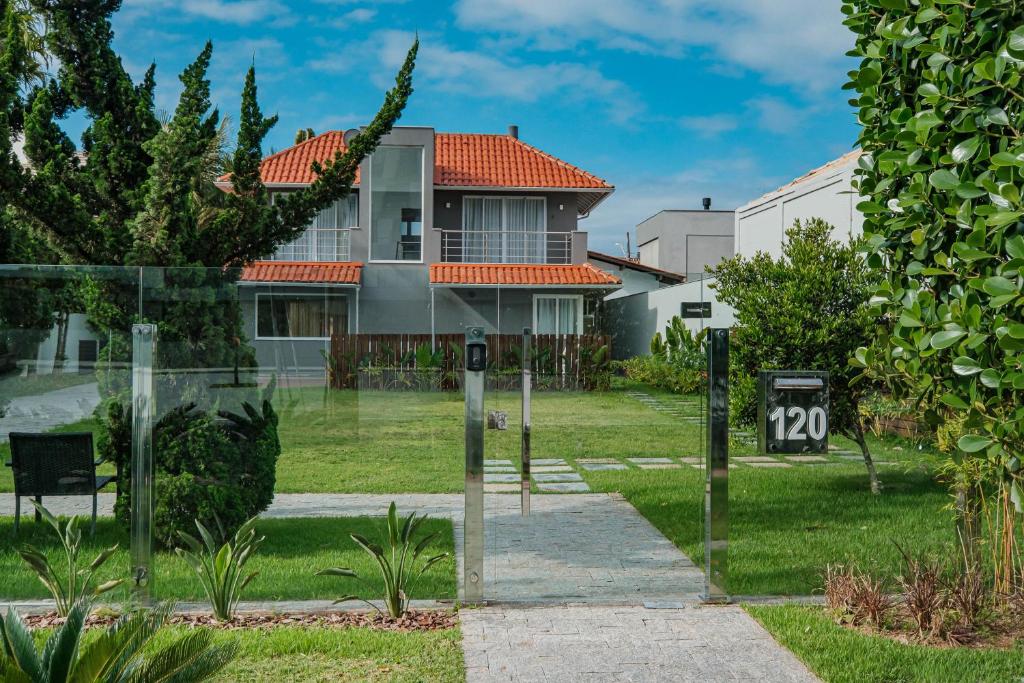 Casa em Jurerê Internacional com 4 Quartos, a 10 Minutos da Praia e 2 Minutos do Mercado - Four-Bedroom Vacation Home em Florianópolis — foto 2
