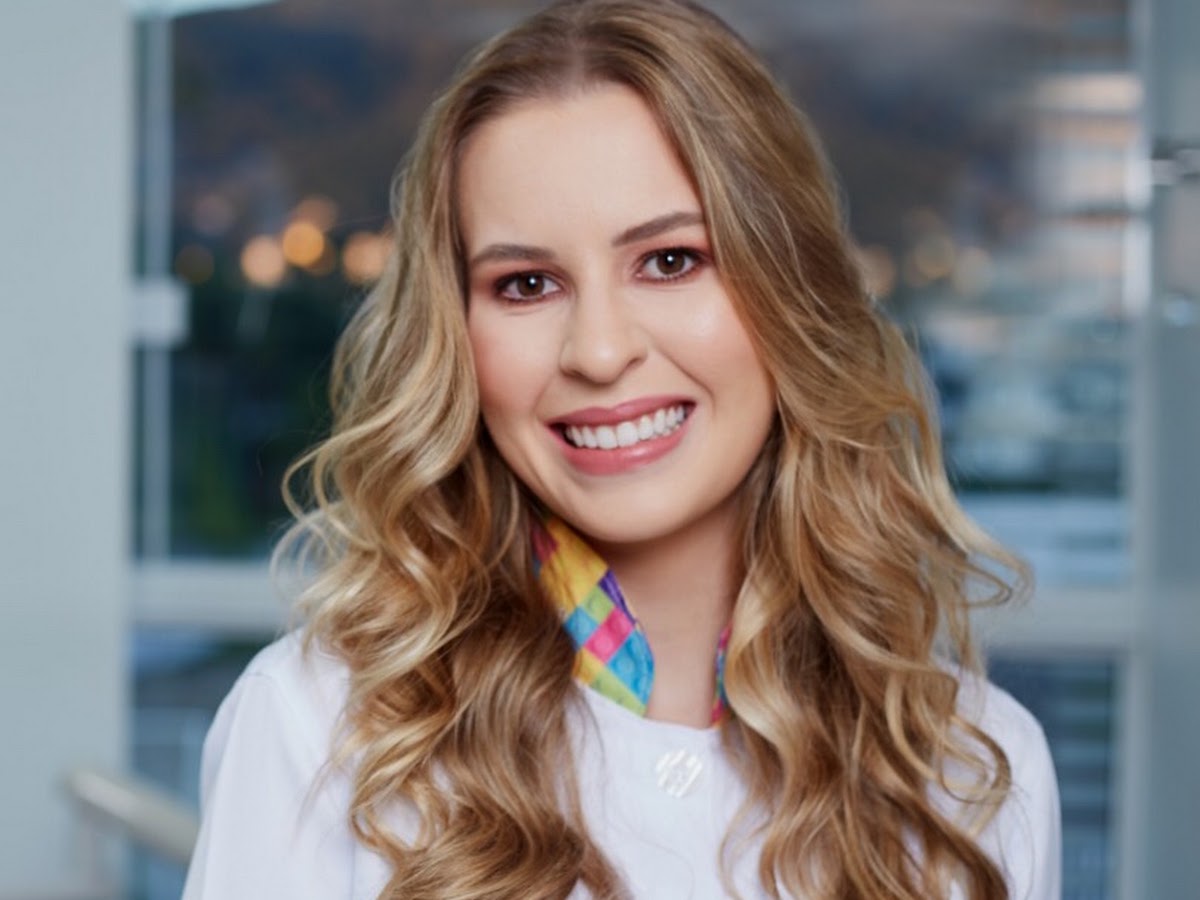 Foto da Dra. Jordana Senff - Dentista especialista em DTM e Dor Orofacial, Bruxismo, Ortodontia e Invisalign