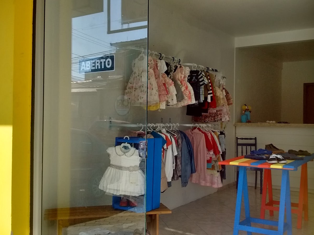 Logo Fofoluxos Brechó infantil & outlet