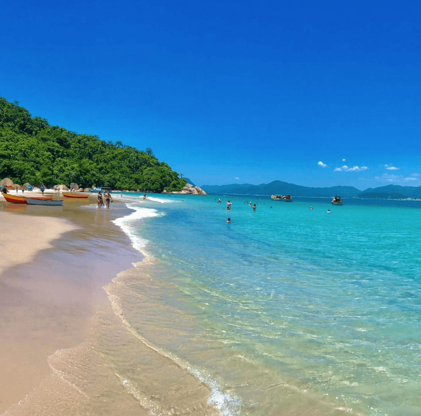 Areia branca da Ilha do Campeche com o Sul da Ilha ao fundo