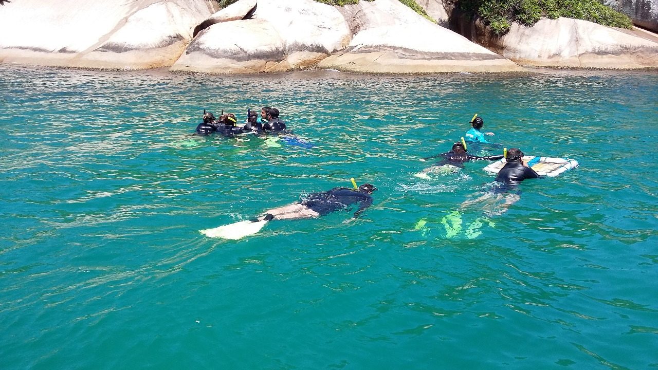 Grupo em trilha subaquática com snorkel na Ilha do Campeche