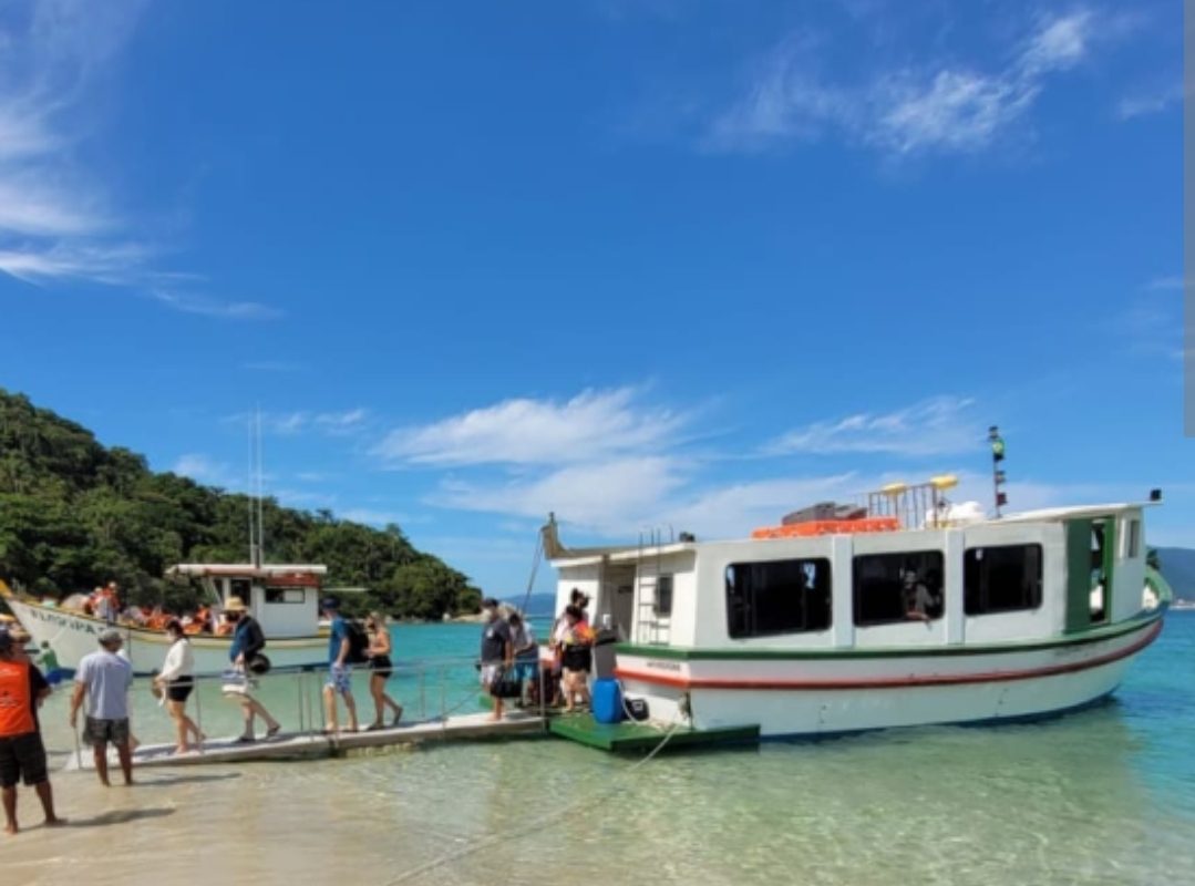Passageiros embarcando no retorno da Ilha do Campeche