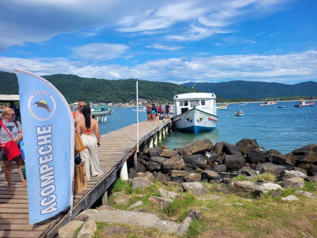 Trapiche da ACOMPECHE na Praia da Armação, saída para a Ilha do Campeche