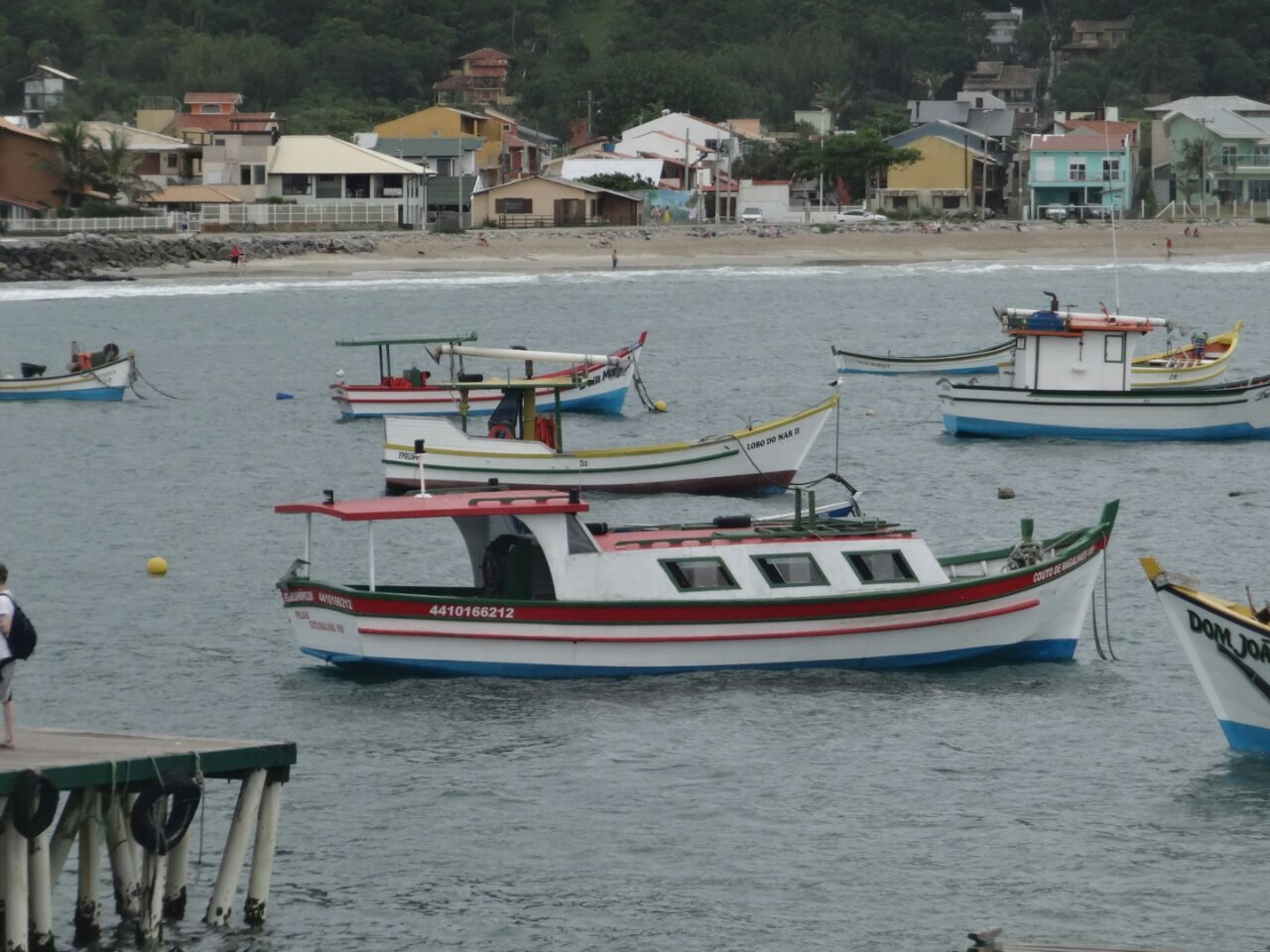 Barcos de pescadores na Praia da Armação, ponto de saída para a Ilha do Campeche