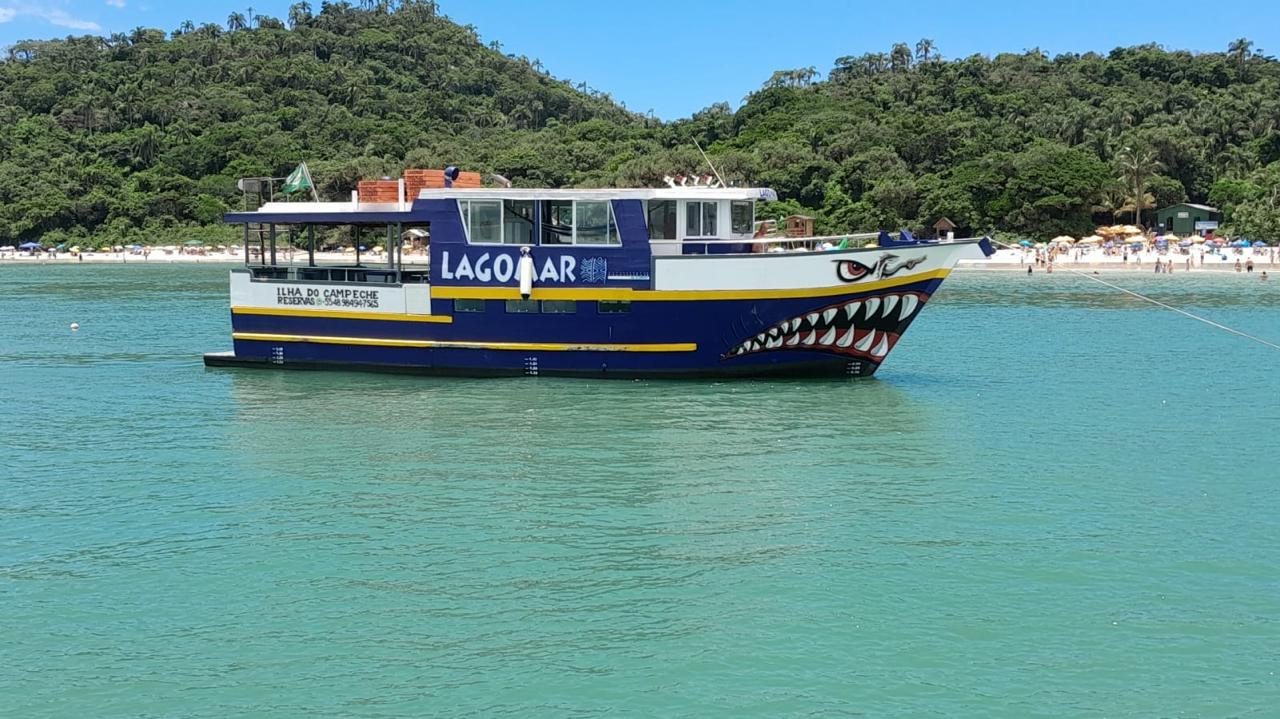 Escuna da Barra da Lagoa ancorada na Ilha do Campeche