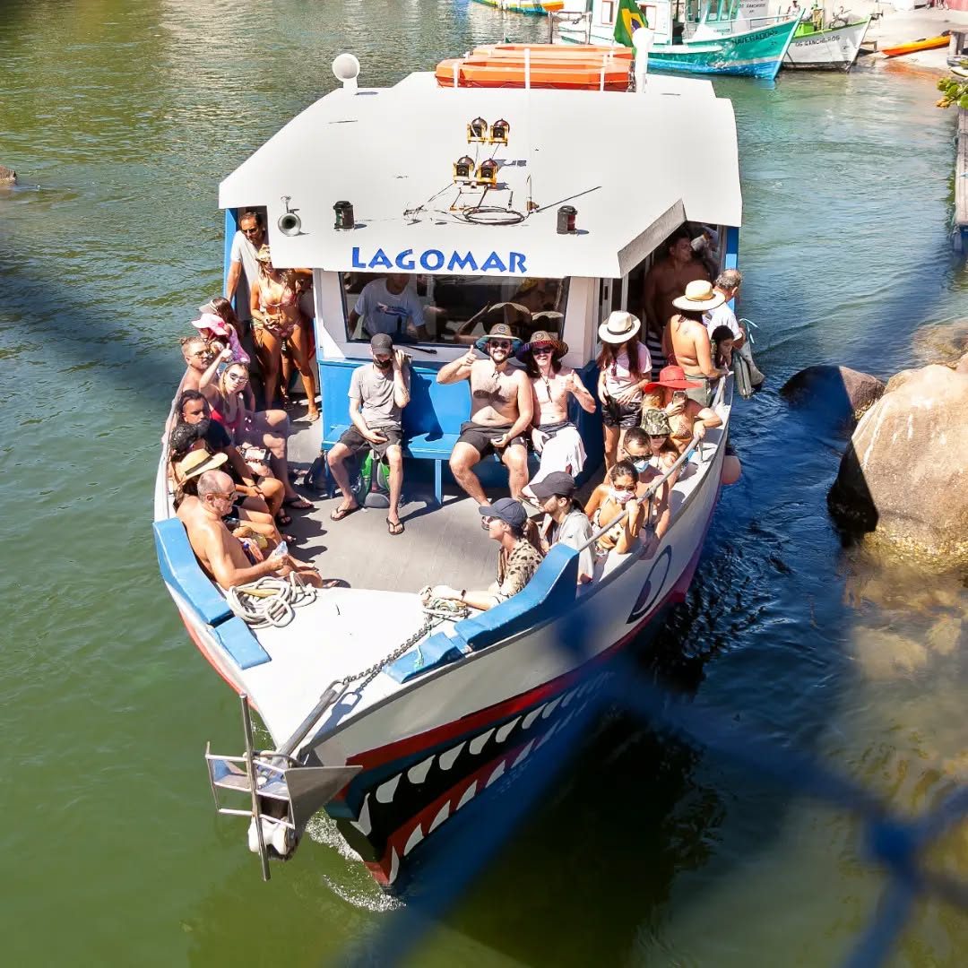 Passageiros a bordo de escuna para a Ilha do Campeche