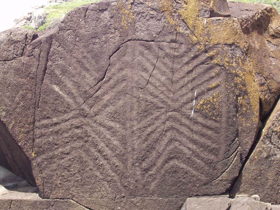 Gravura rupestre na Ilha do Campeche, sítio arqueológico tombado pelo IPHAN
