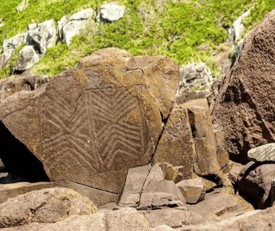 Inscrição rupestre geométrica na trilha da Ilha do Campeche