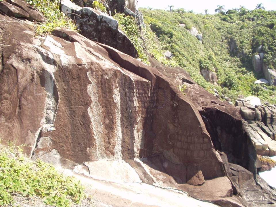 Paredão com gravuras rupestres na Ilha do Campeche