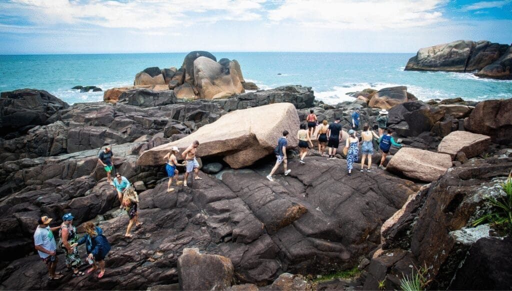 Trilha guiada por monitor nas pedras da Ilha do Campeche