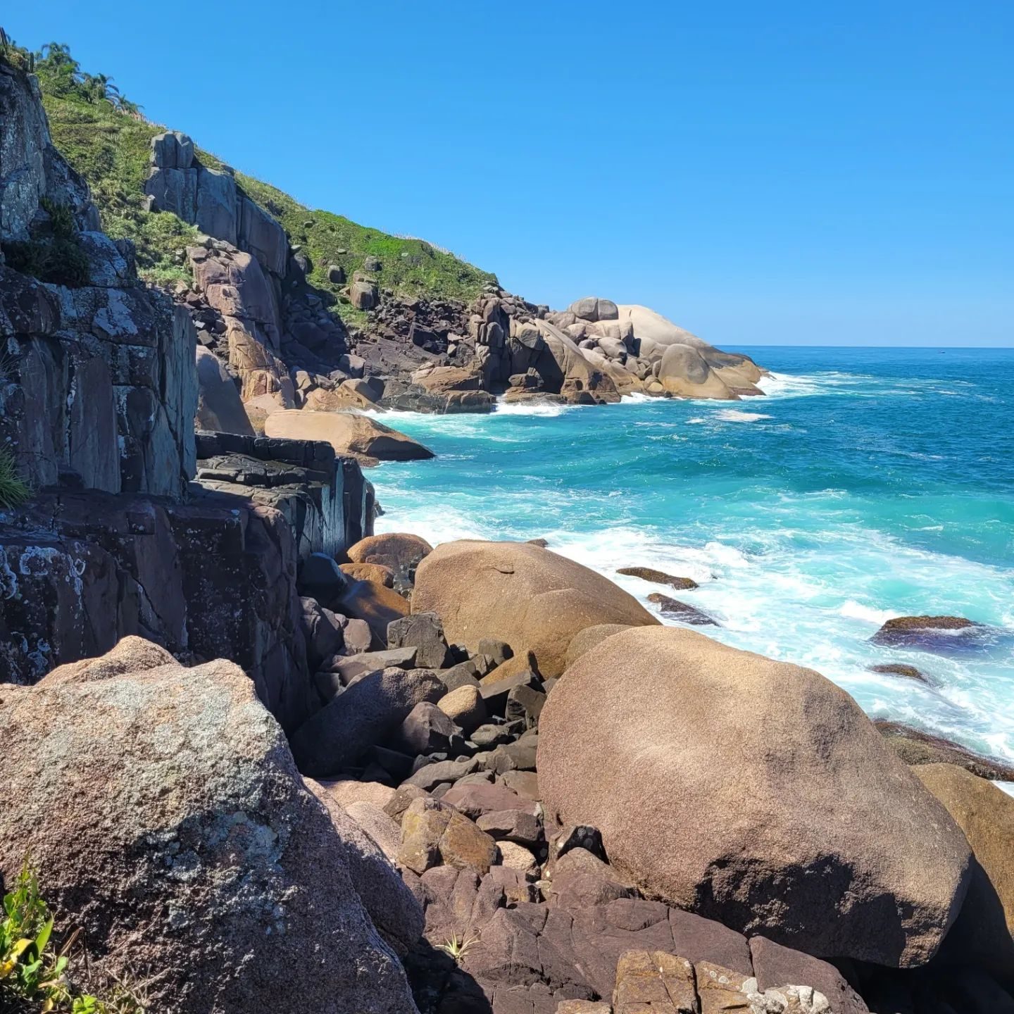 Costão rochoso e mar aberto no lado leste da Ilha do Campeche