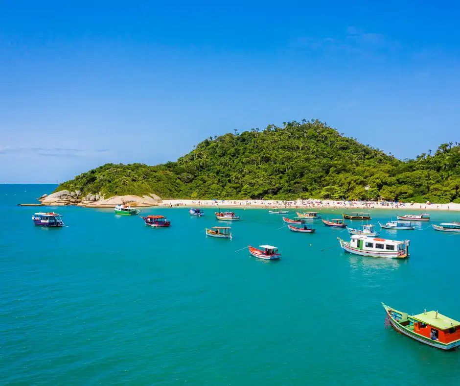 Barcos ancorados em frente à Ilha do Campeche