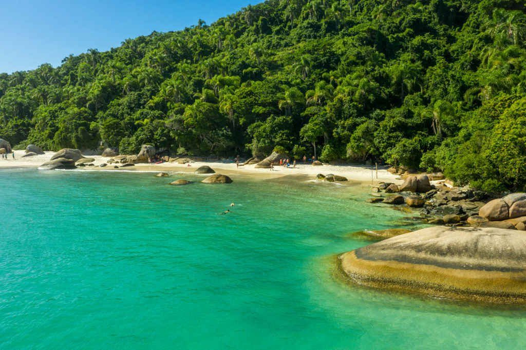 Pedras e água cristalina no canto da praia da Ilha do Campeche