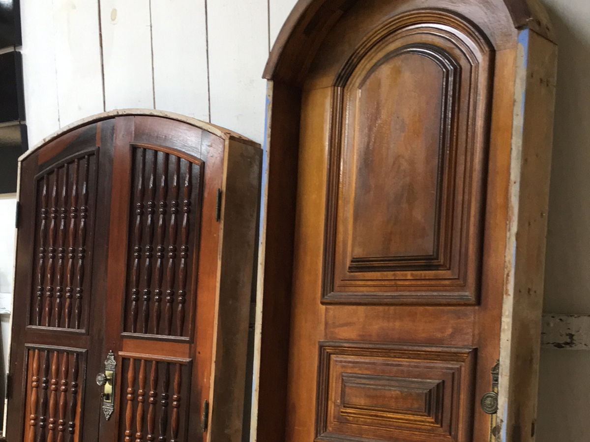 Móveis em madeira e material de demolição - Casa das aberturas em Florianópolis — foto 2