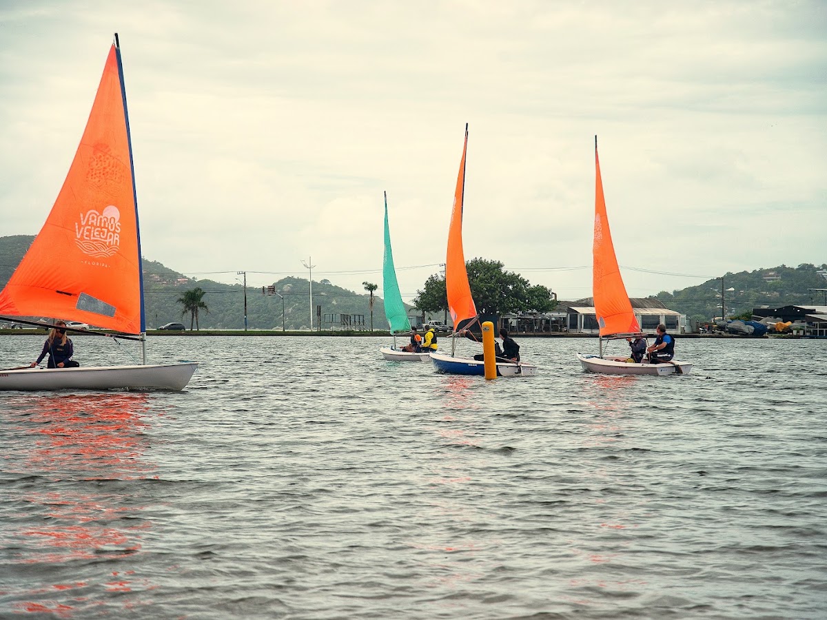 Passeio de barco a Vela - Vamos Velejar Floripa! em Florianópolis — foto 4