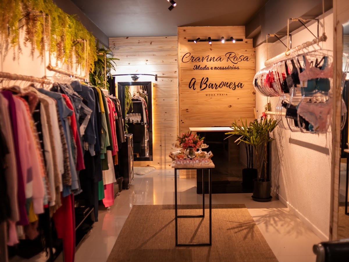 Foto da Showroom Cravina Rosa e A Baronesa moda praia