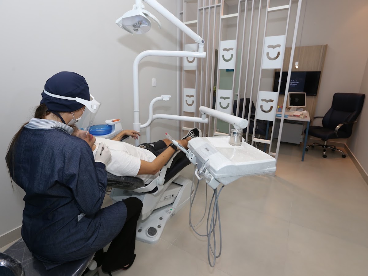 Logo Sorrifácil Ingleses | Implantes Dentários, Prótese Protocolo e Reabilitação Oral